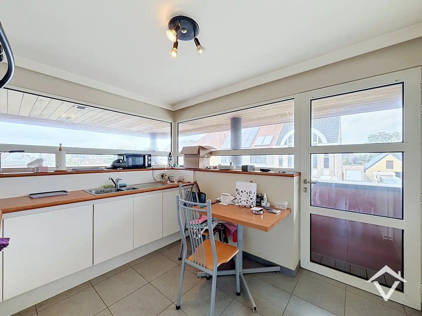 Instapklaar appartement met 2 slaapkamers, 2 terrassen, garage en tuin te Roeselare. foto 7