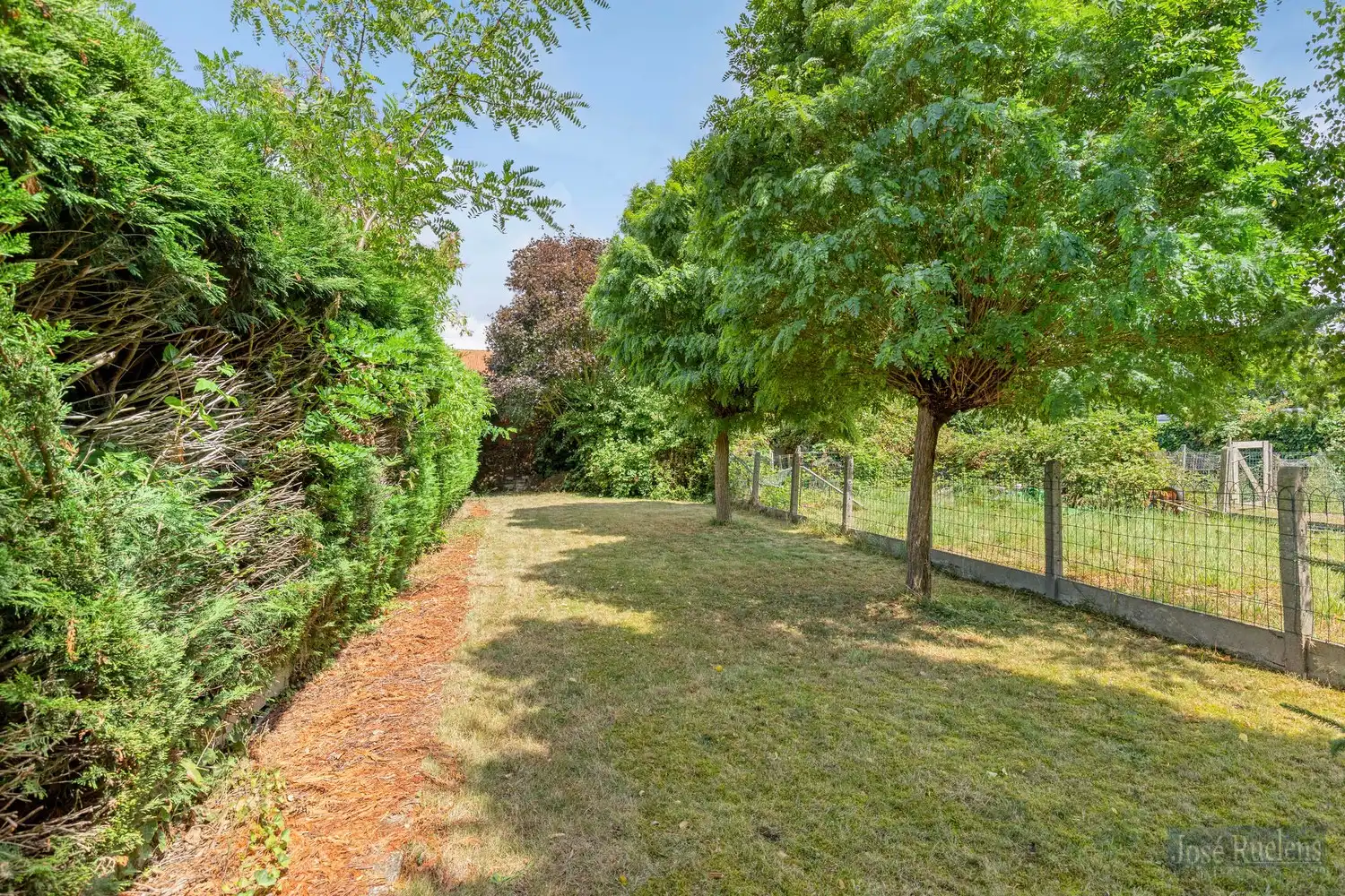 Goede gelegen gezinswoning met zij-ingang en grote tuin. foto 2