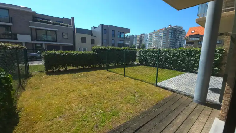 Instapklaar appartement met 2 slaapkamers en twee privé tuintjes: altijd zon en altijd een schaduwplekje! foto 5