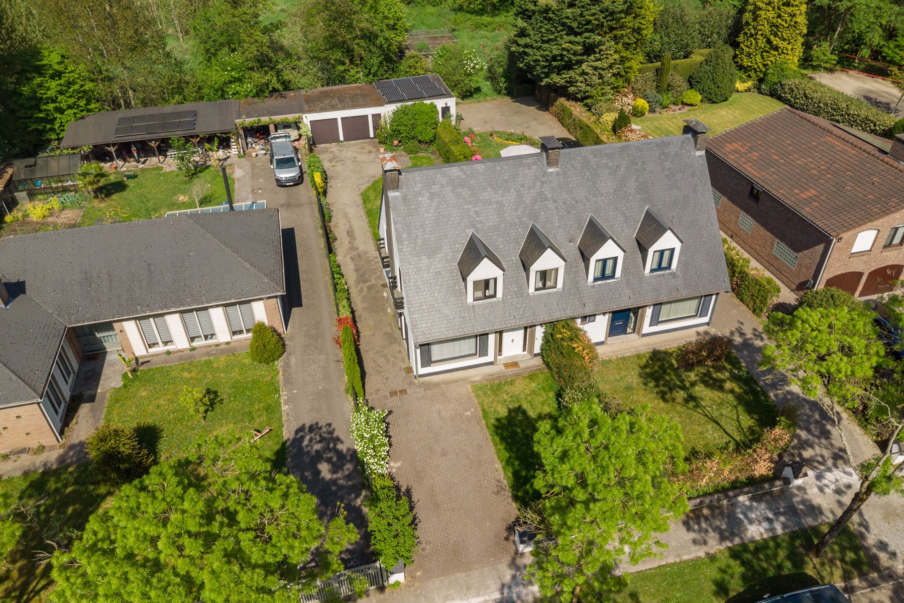 Gezinswoning in Brasschaat met tuin en dubbele garage foto 15
