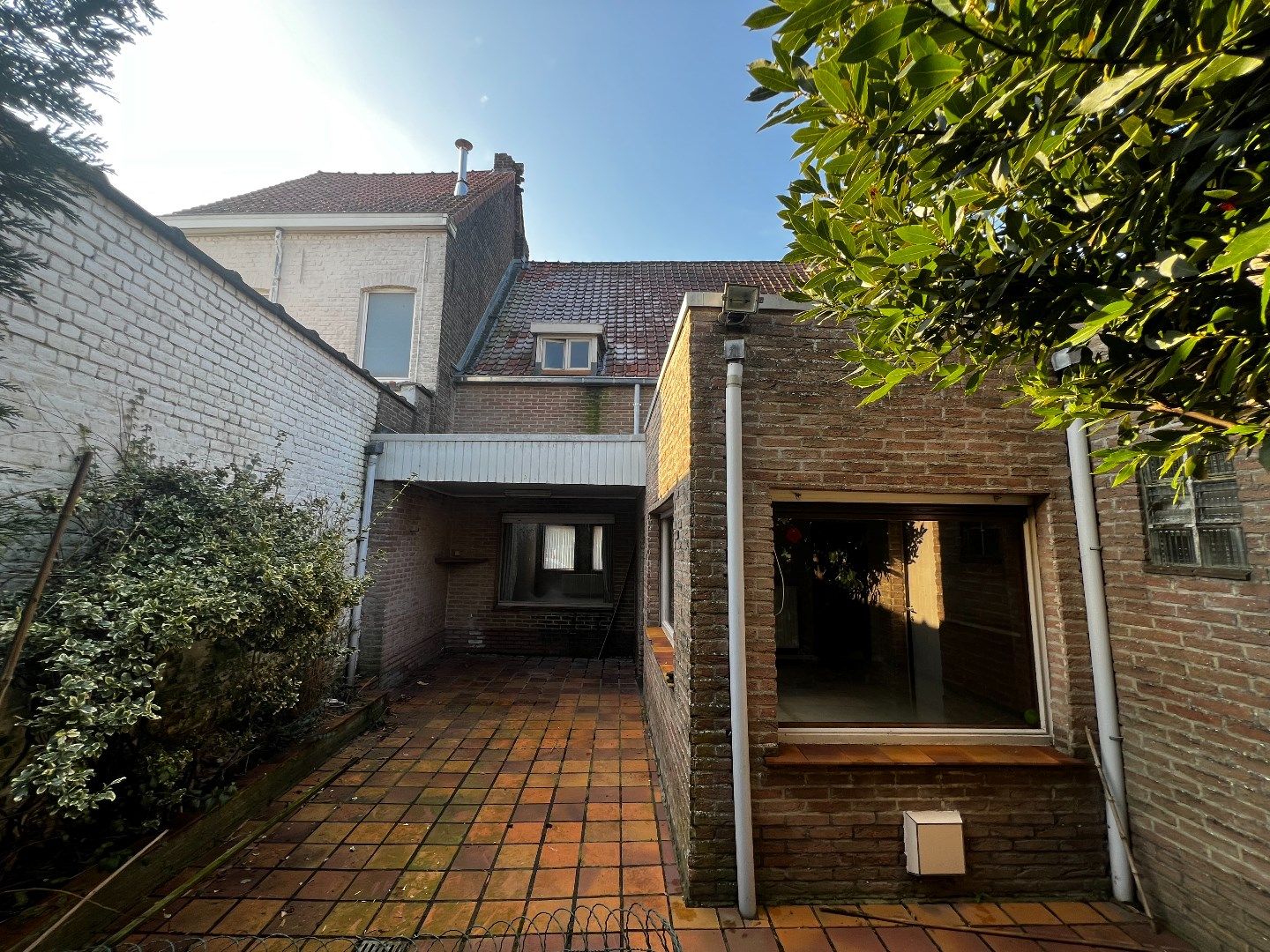 Te renoveren rijwoning met garage en tuin gelegen te Heule. foto 12