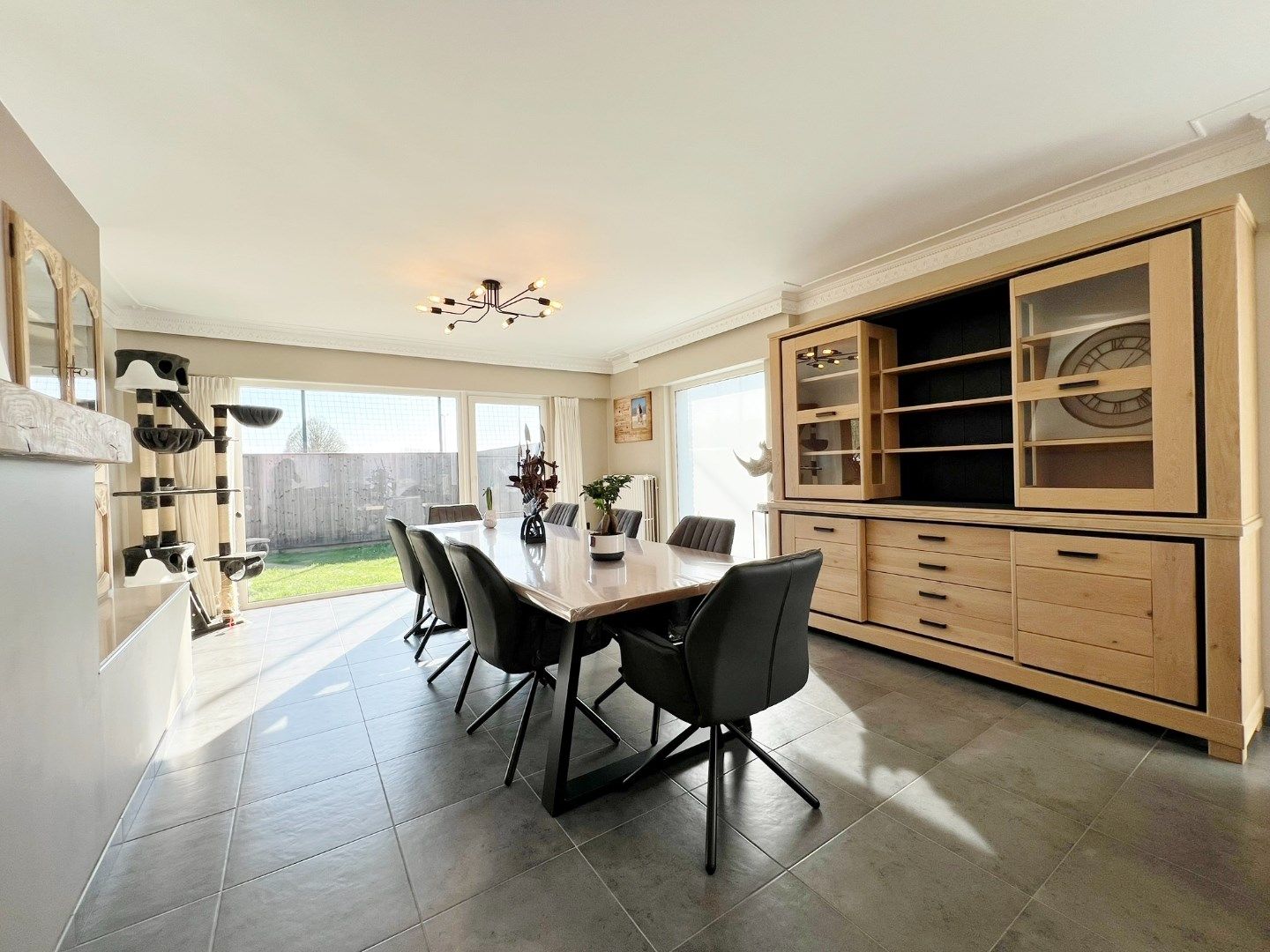 Gerenoveerde gelijkvloerse villa in rustige wijk met zonnige tuin en twee garages.  foto 7