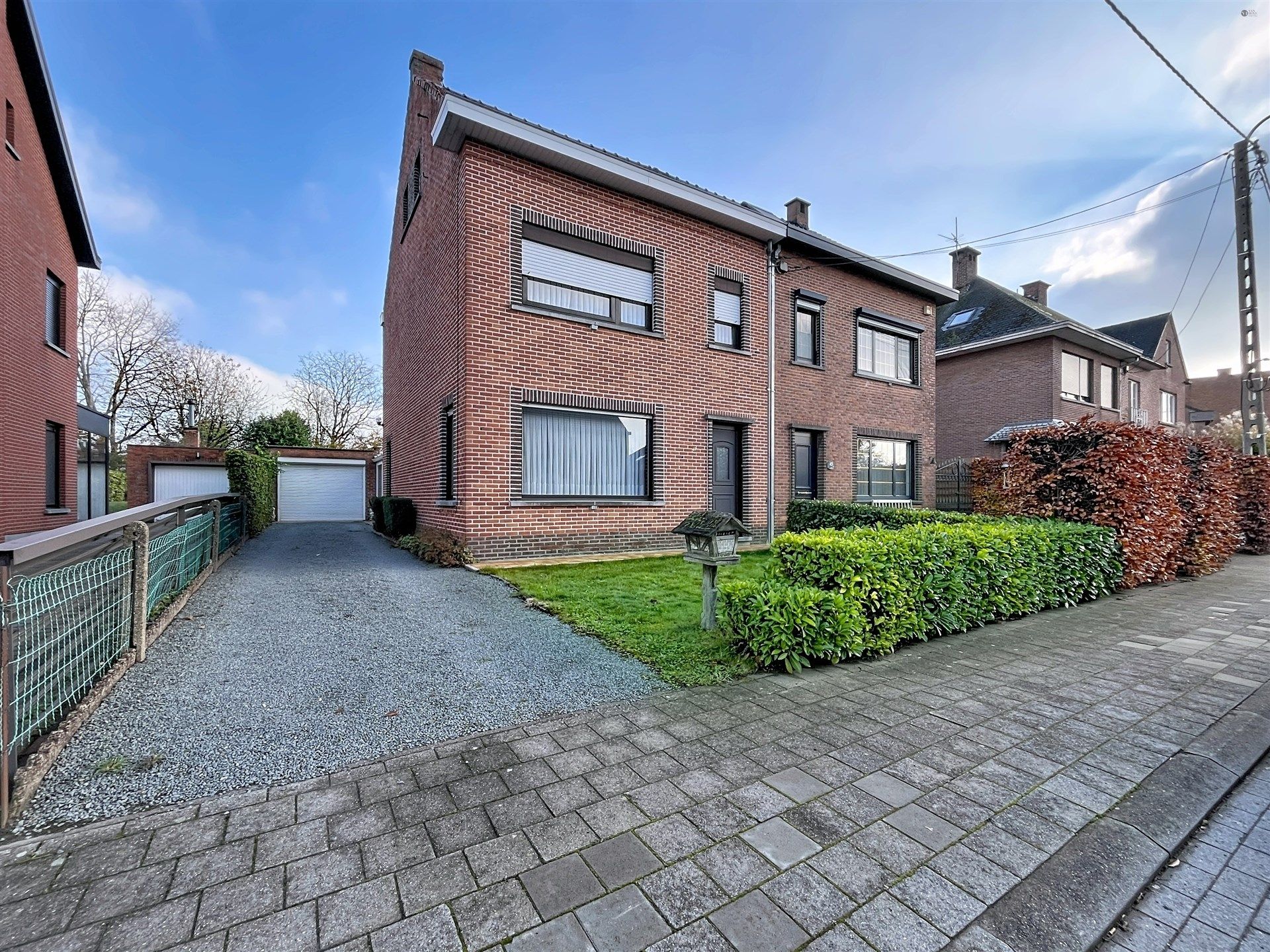Hoofdfoto van de publicatie: Halfopen bebouwing met 3 slpk & garage op een perceel van 428 m²