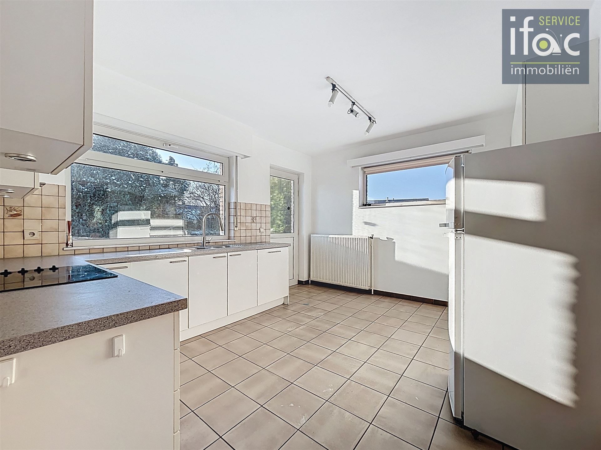 Villa met 5 slaapkamers, 2 badkamers op uitstekende locatie foto 10