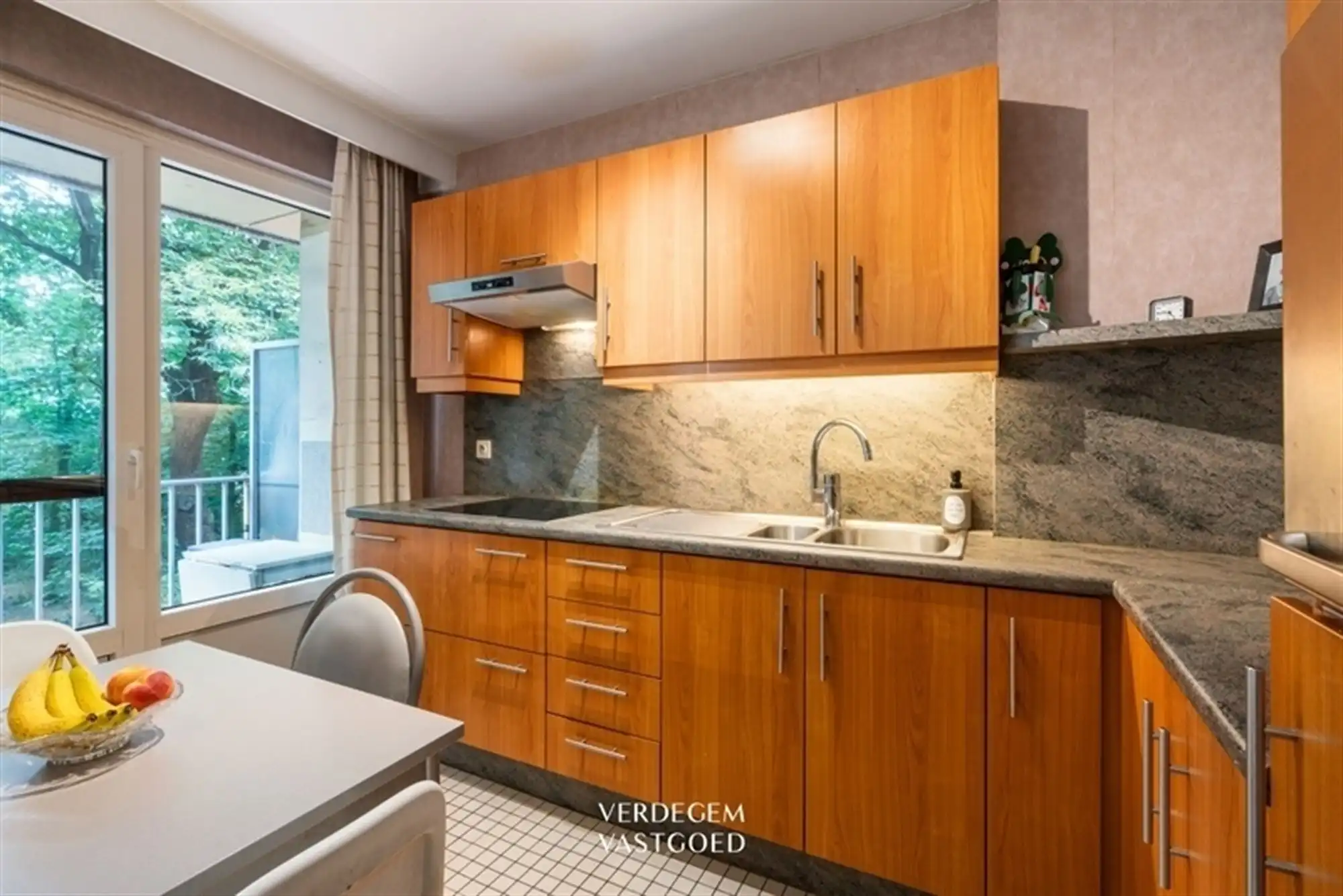 Wonen in de bomen: appartement met 2 slaapkamers en garage, een oase in het groen foto 2