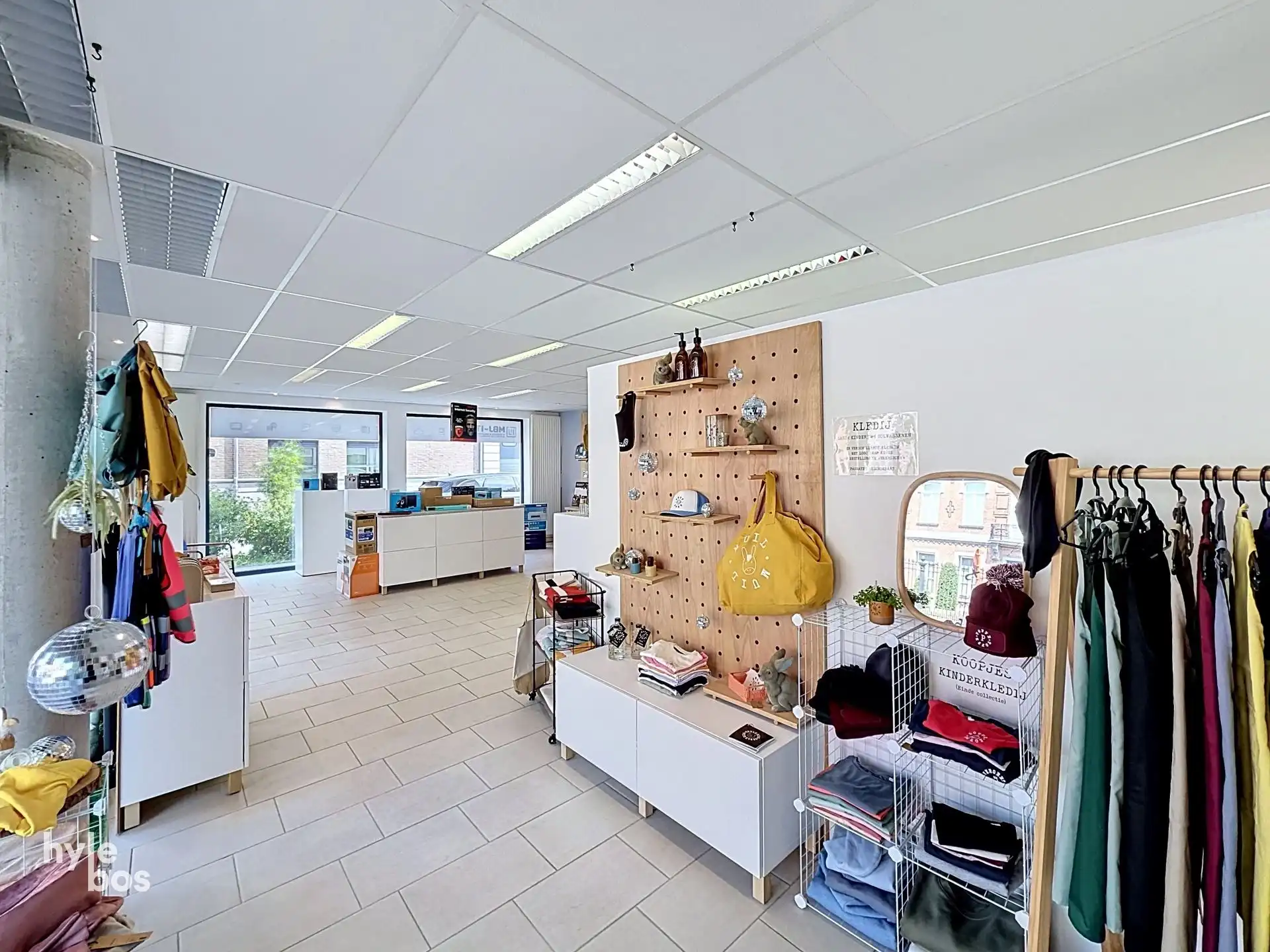 Winkelruimte in commercieel centrum van Belsele foto 2
