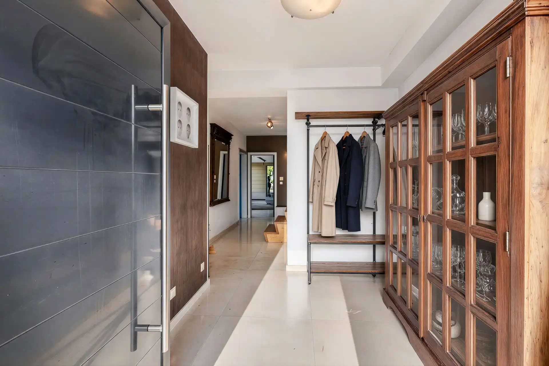 Exclusieve woning met 5 slaapkamers, tennisplein, poolhouse en ruime tuin foto 2