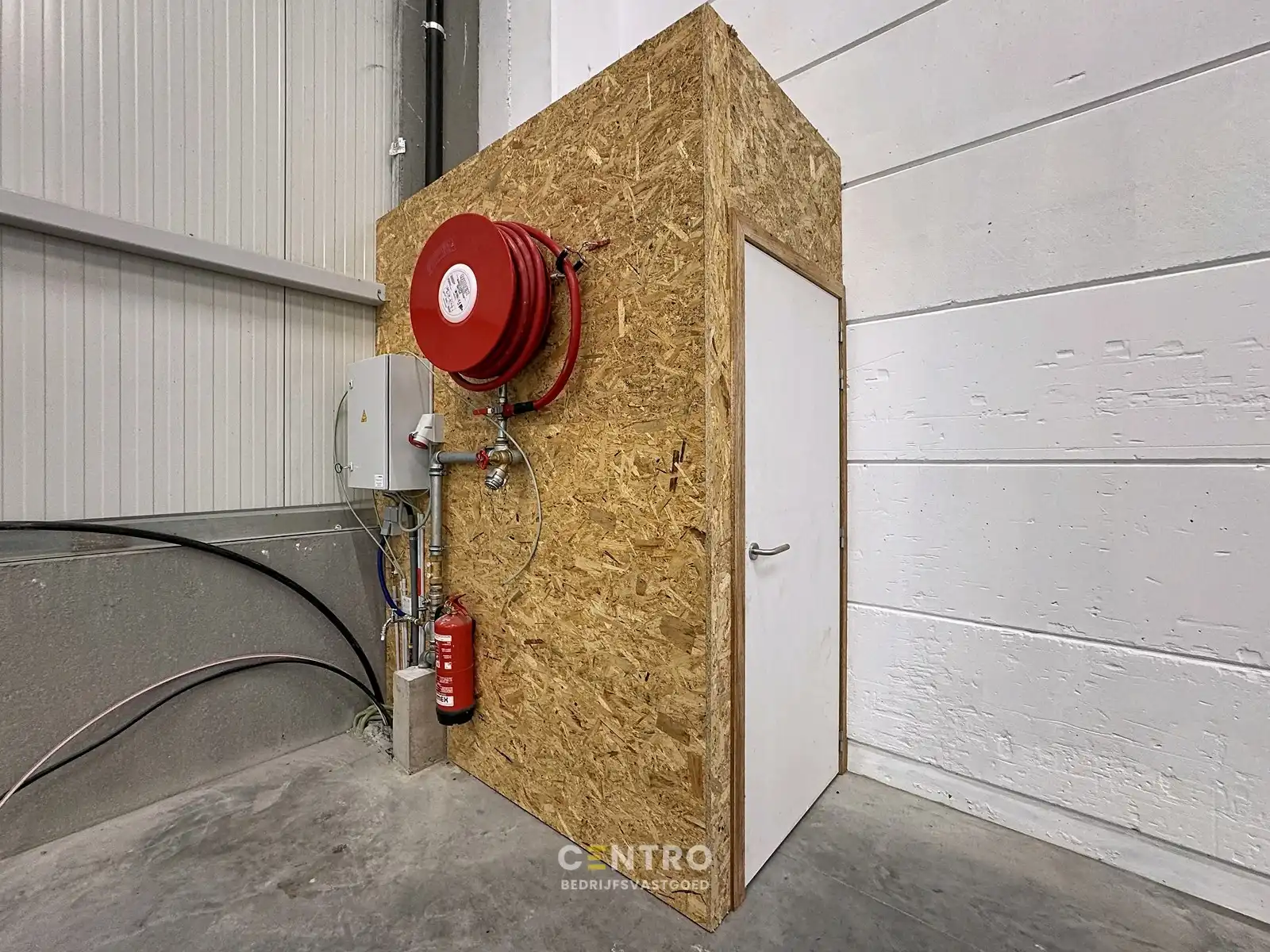 NB KMO-UNIT (411.55m²) te koop met 2 private parkeerplaatsen voor de deur, elektrische sectionaalpoort en sanitair blok op industriezone "Herdersbrug" te 8000 Brugge foto 7