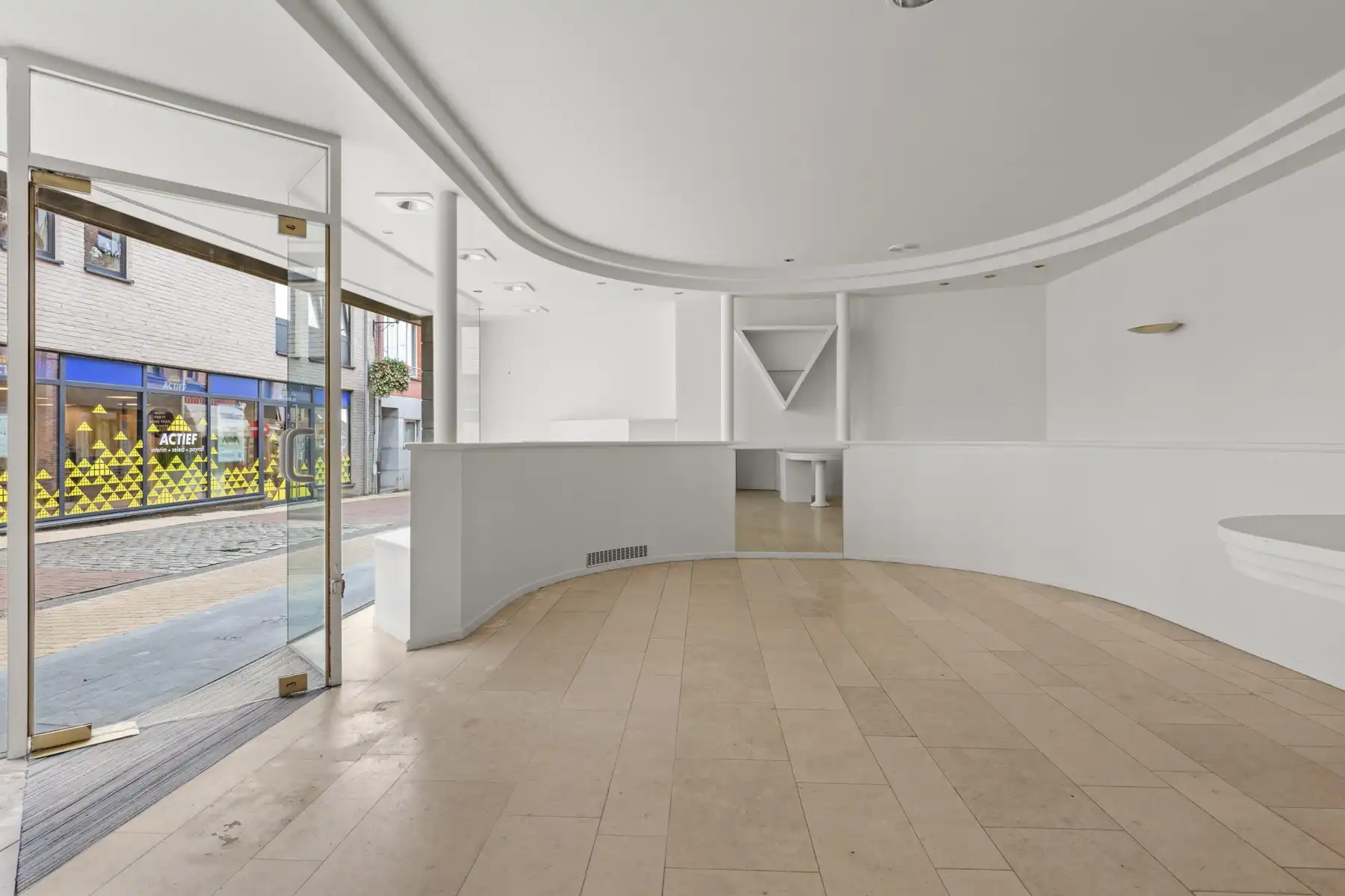 Handelshuis in dé winkelstraat van Wetteren! foto 4