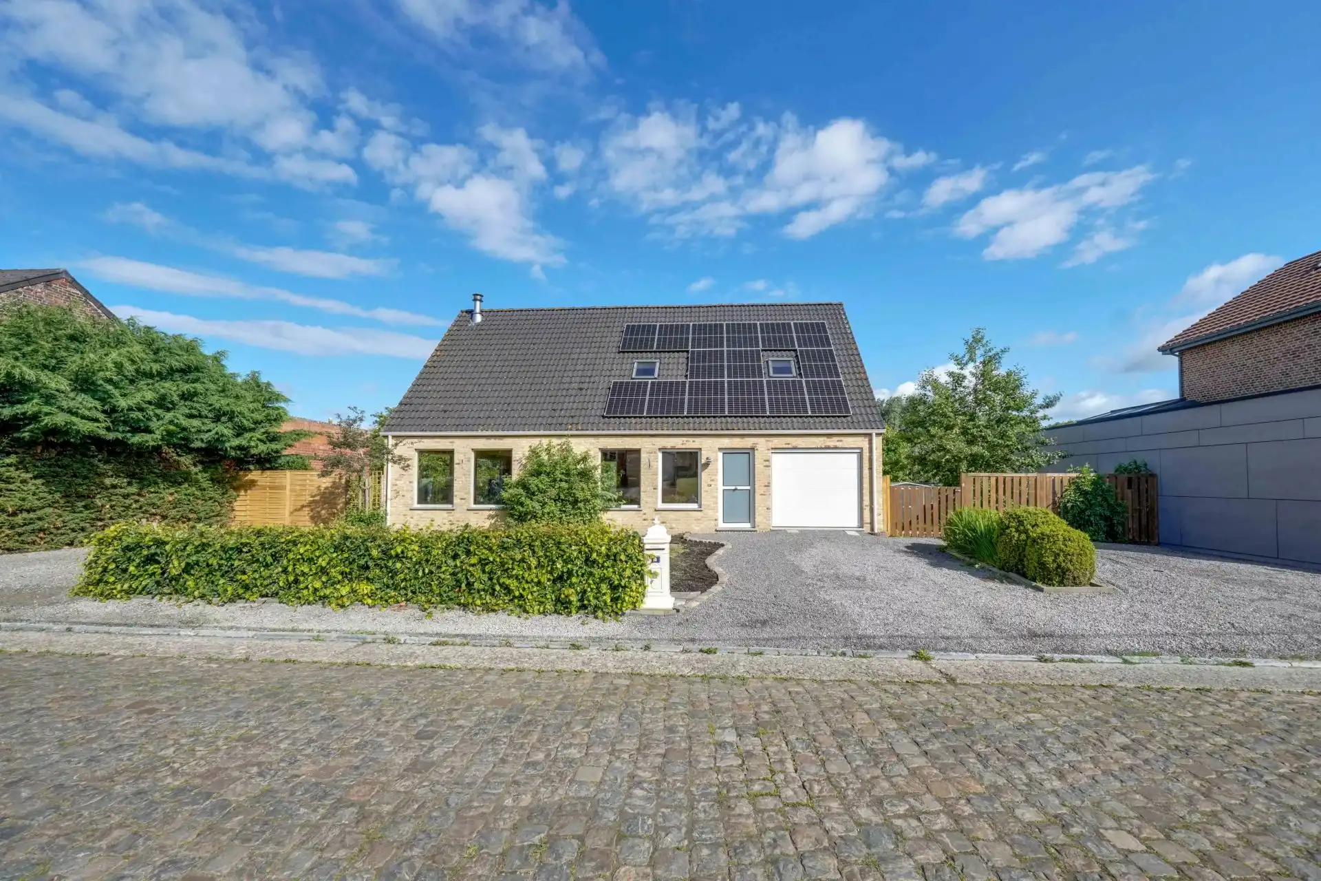 Ruime, energiezuinige tweewoonst foto {{pictureIndex}}