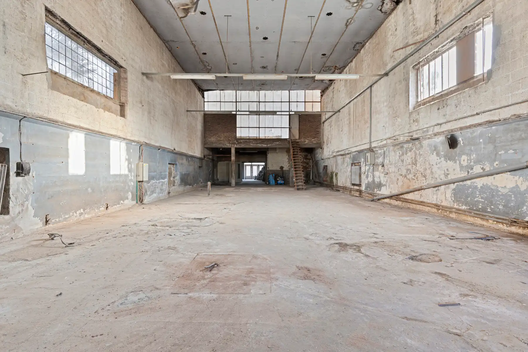 Magazijn van 433m² op een perceel van 621m² met oprit. foto 6