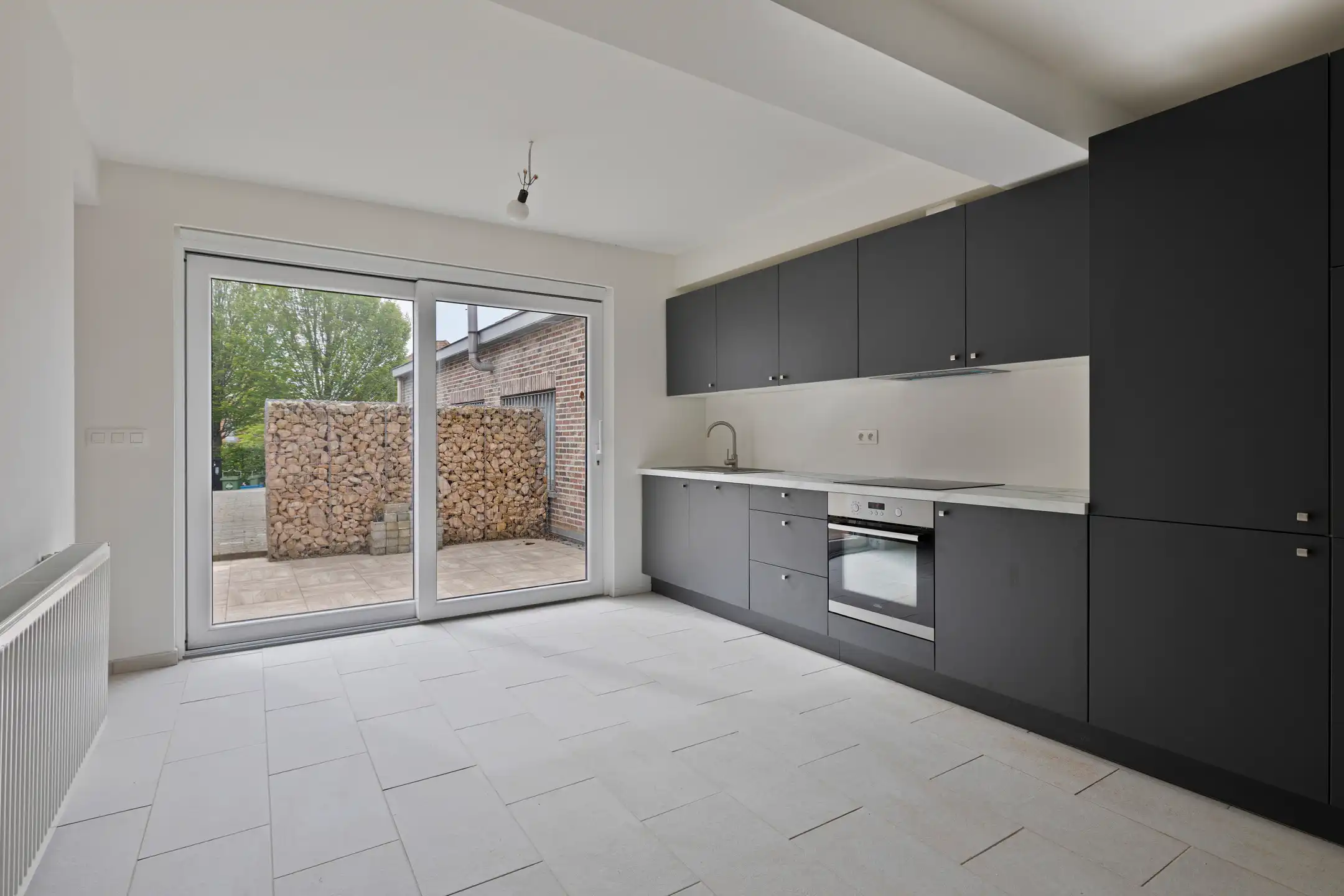 Volledig gerenoveerd gelijkvloers appartement met terras foto 4