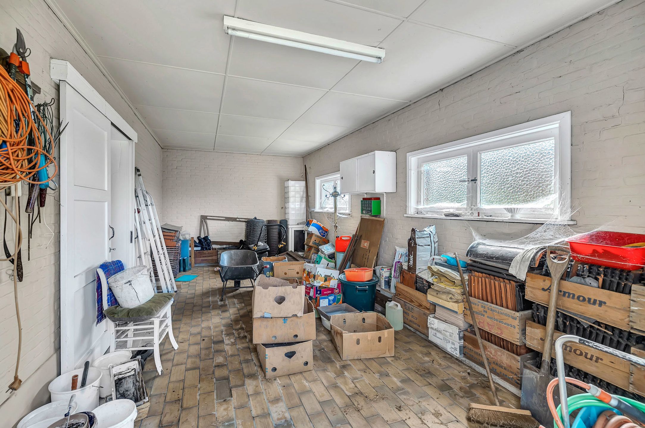 Karaktervolle te renoveren woning met tuin en garage foto 29