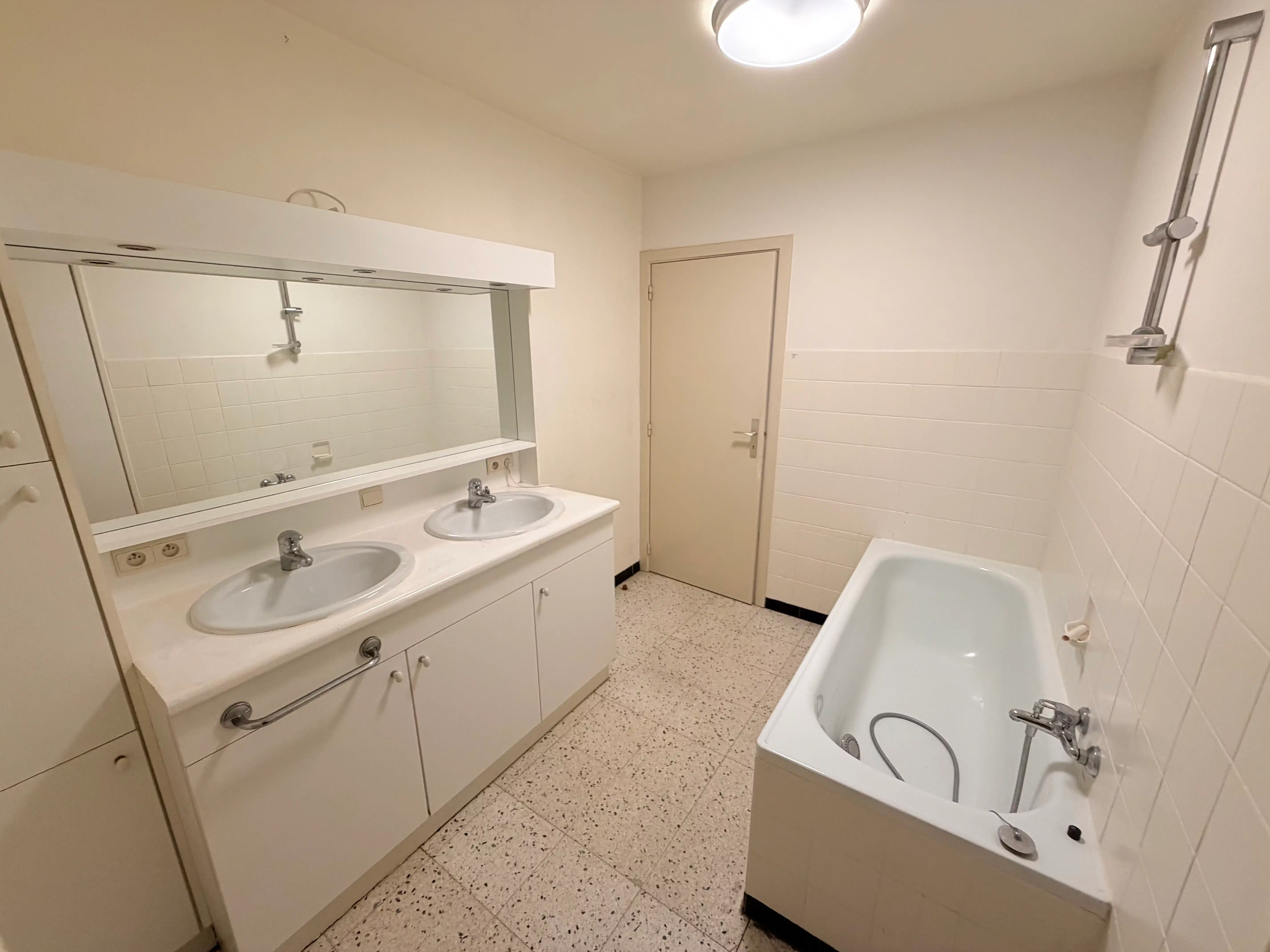 Genk-Bret, Zagerijstraat 35 bus 3: Instapklaar appartement met 3 slaapkamers in een rustige omgeving met een vlotte bereikbaarheid. foto 11