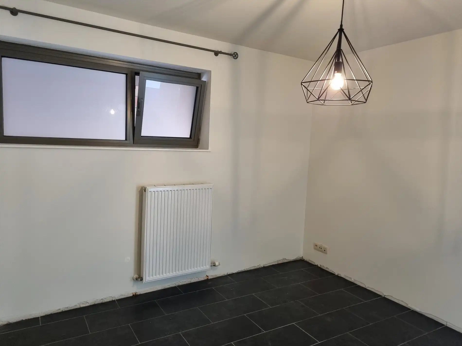Knap gelijkvloers éénslaapkamerappartement met tuin en garagebox. foto 11