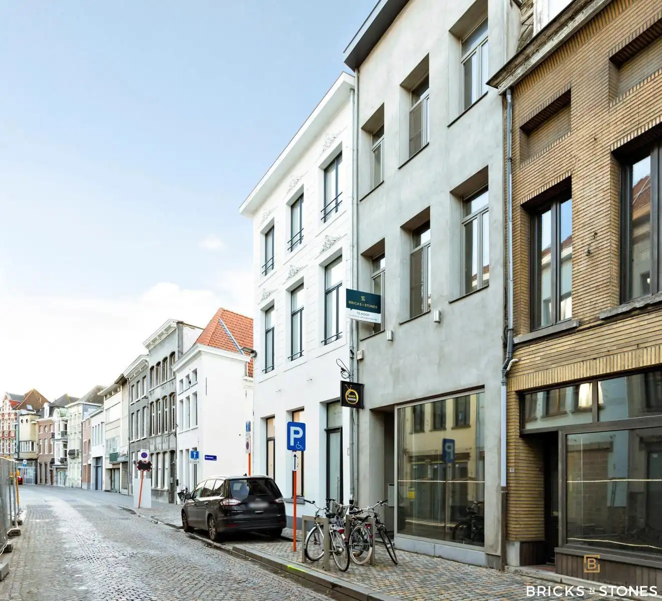 Veelzijdige woning te koop foto {{pictureIndex}}