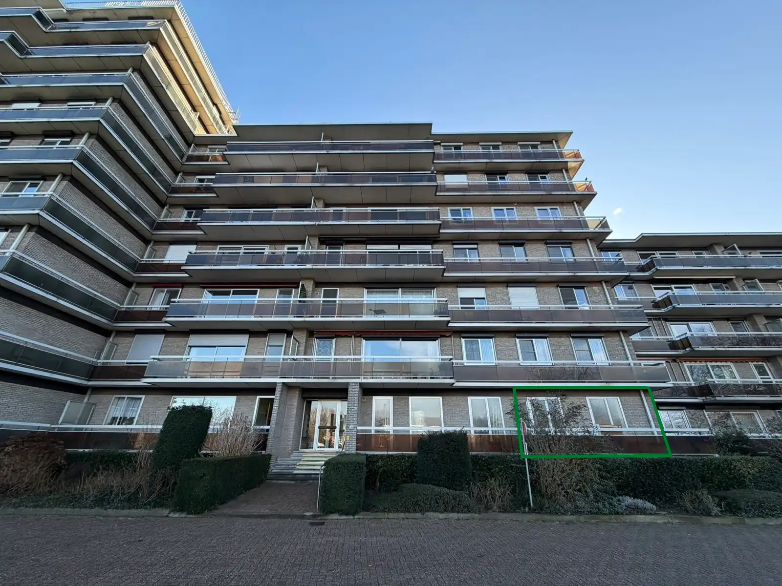 Gerenoveerde studio met aparte slaaphoek, terras en parking foto 8