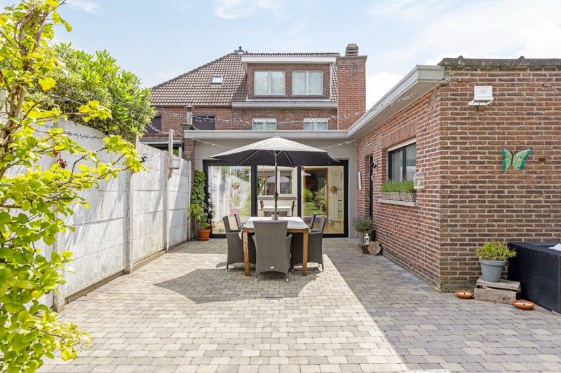 Grote woning met 5 slaapkamers, zonnige tuin, oprit en garage foto 3