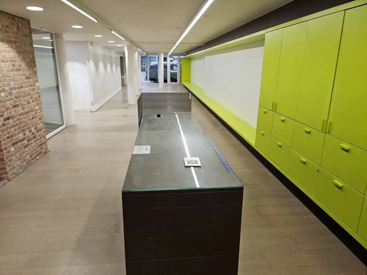 Uiterst goed gelegen winkelruimte met berging in toeristische Katelijnestraat in Brugge centrum! foto 4