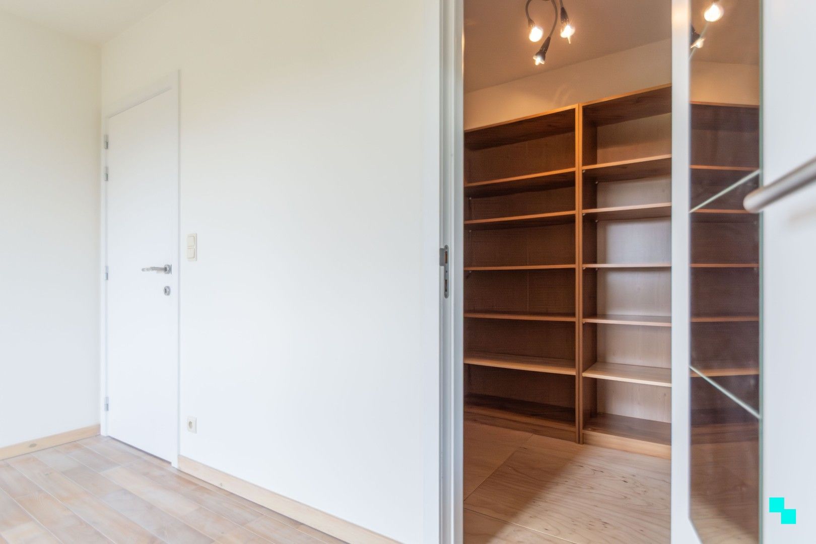 Hoogwaardige afgewerkte woning met tuin foto 15