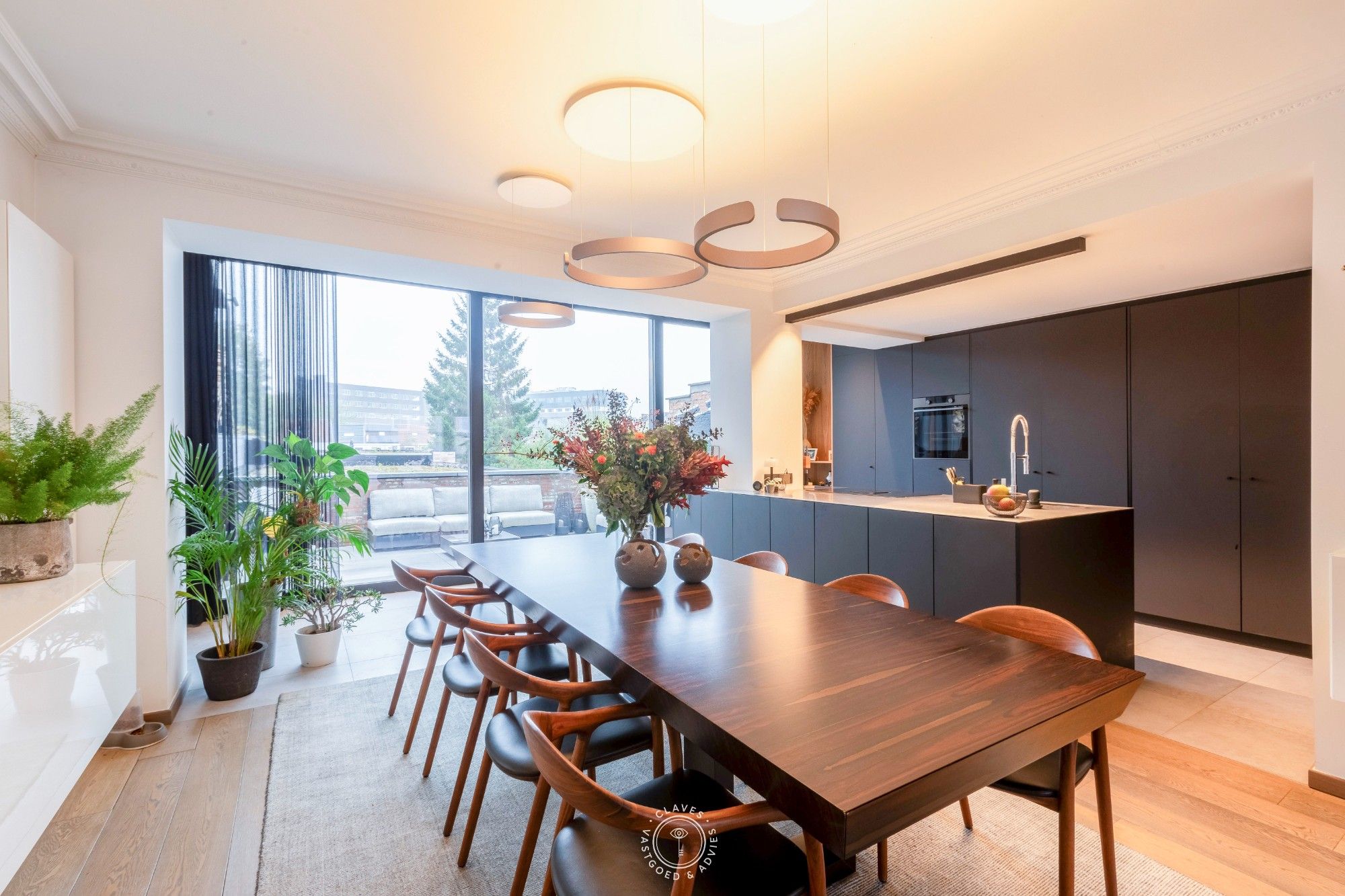 Prachtige bel-étage met 4 slaapkamers en een eigen lift foto {{pictureIndex}}