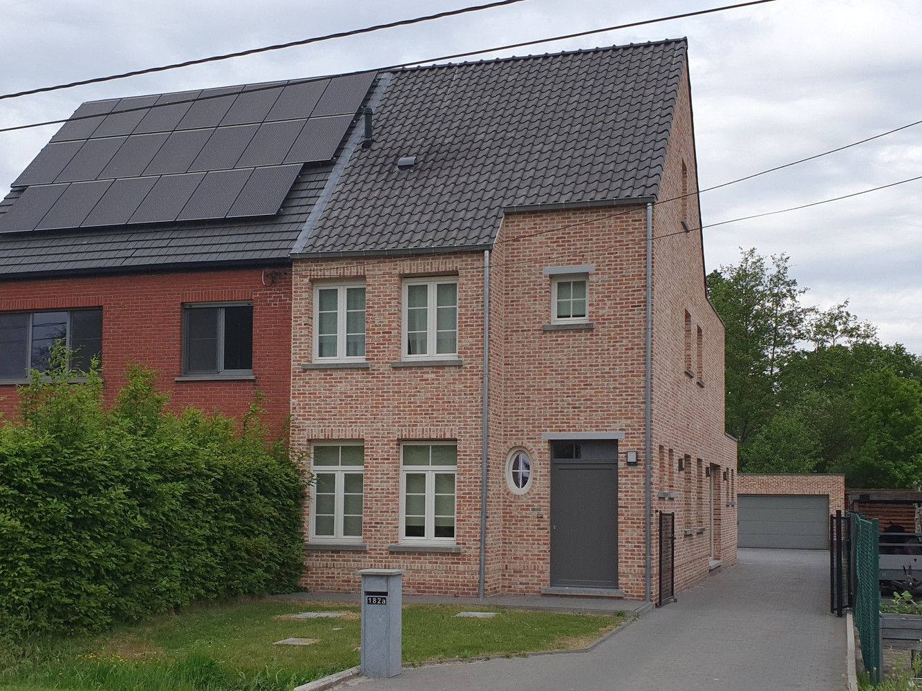 Kwalitatieve, ruime pastorijwoning op 4a50, 4 ruime slpk, bad en douche. Dubbele garage. foto {{pictureIndex}}