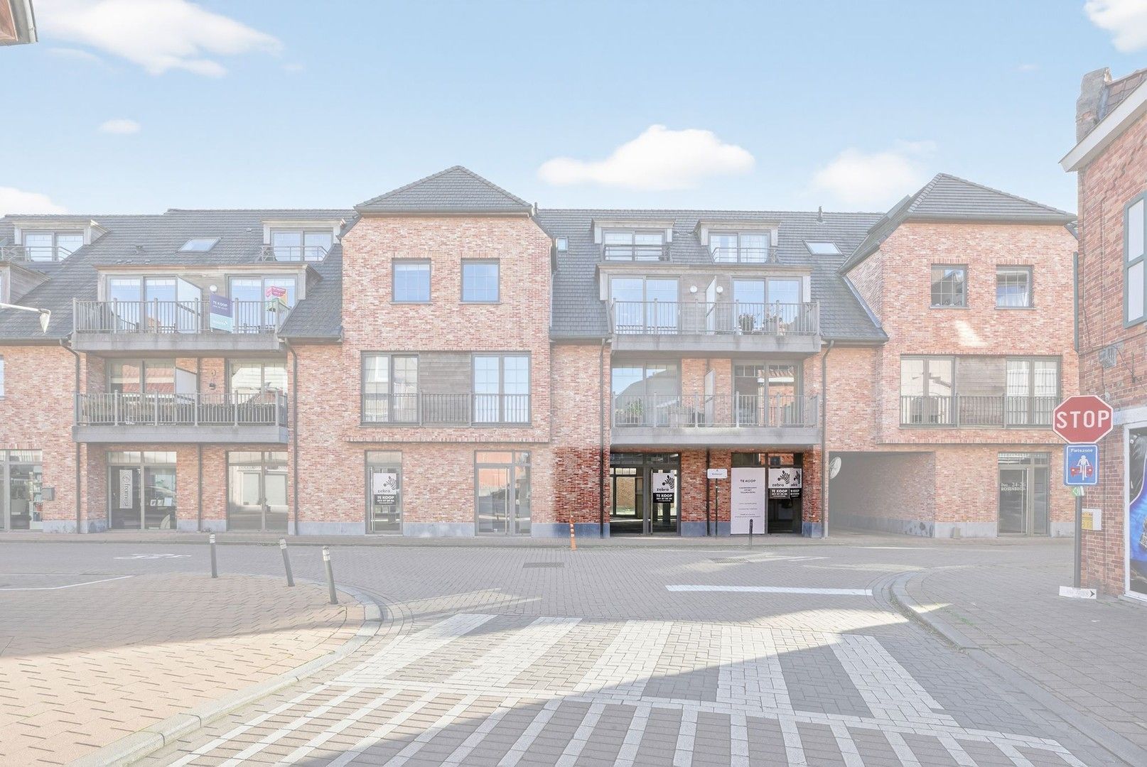 Casco handelsruimte met garage in het centrum van Oostrozebeke! foto 2