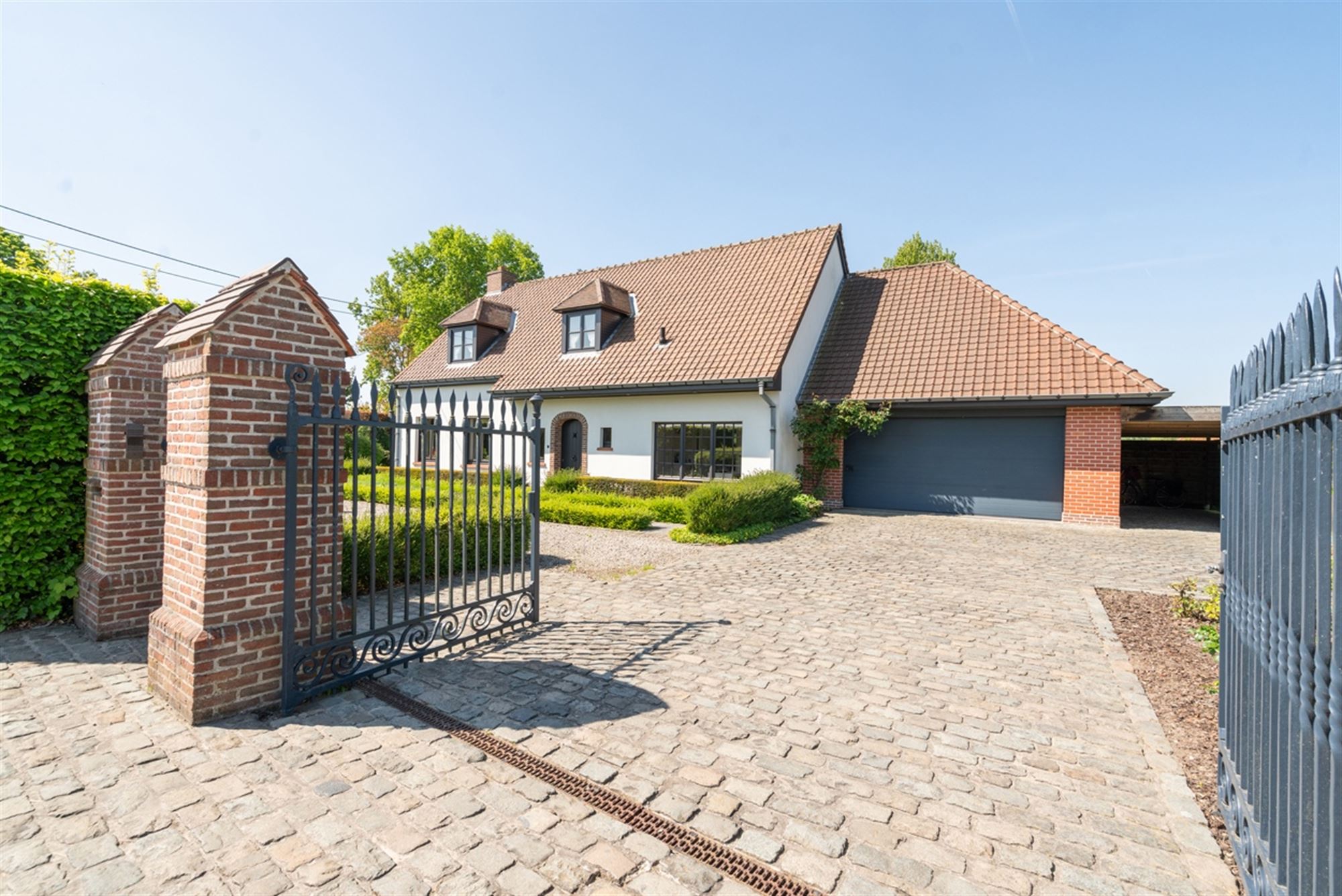 Charmante instapklare VILLA op een perceel van 2.700m² foto {{pictureIndex}}