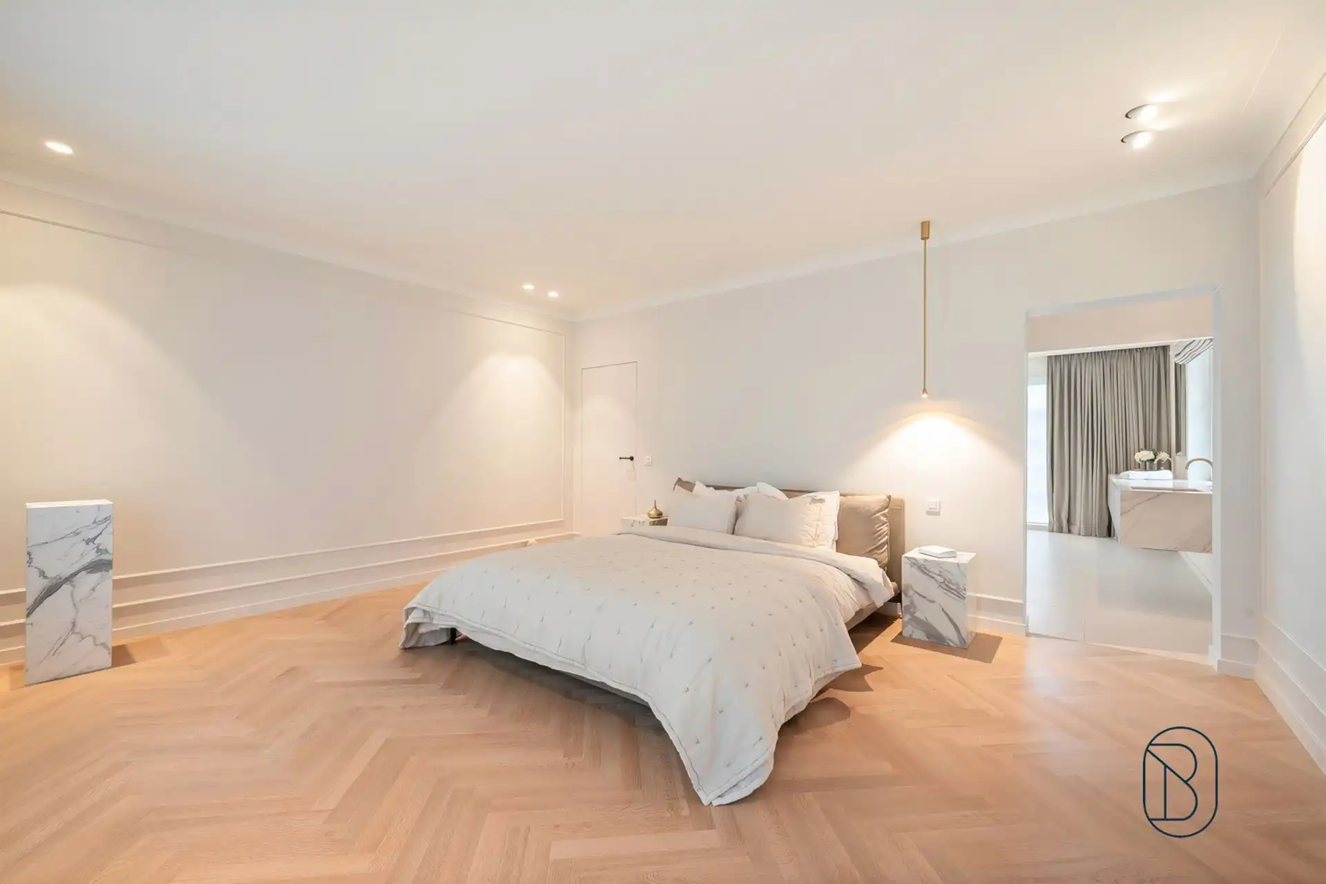 Prachtig afgewerkte franse villa met bijgebouw en zwembad foto 32