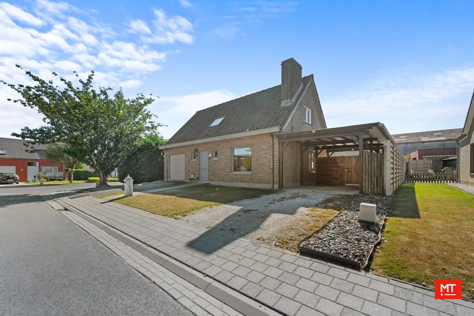 Hoofdfoto van de publicatie: Op te frissen alleenstaande woning met 2 slaapkamers, tuin, garage en carport in een rustige wijk te Dikkebus