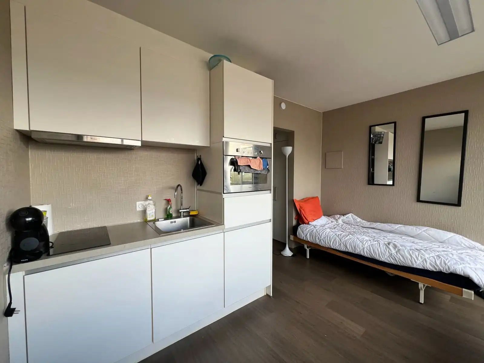 Lichtrijke, gerenoveerde studio met terras te huur in Leuven foto 4