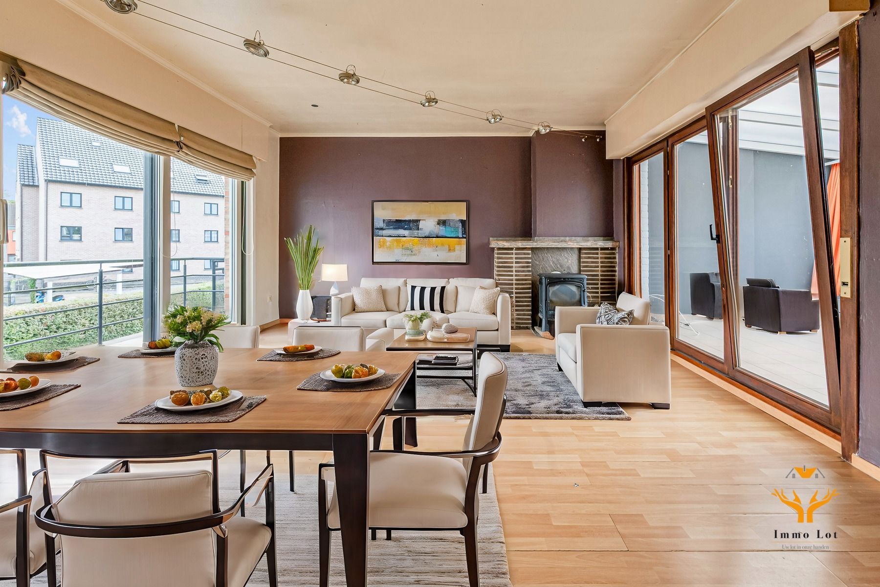 Op te frissen appartement met ruim terras foto 2