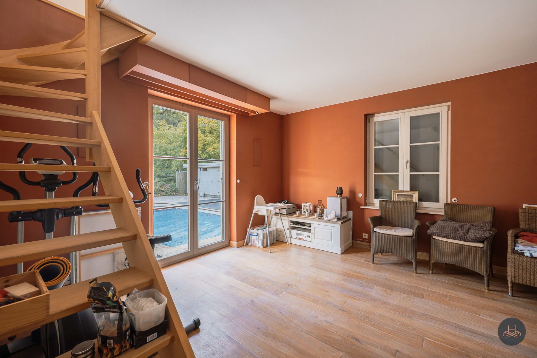 Riant landhuis met zwembad op ruim perceel in rustige wijk foto 8