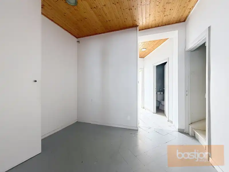 🏡 Te Koop in het Hart van Zwevegem – Handelspand met Woonst en Garage! foto 5