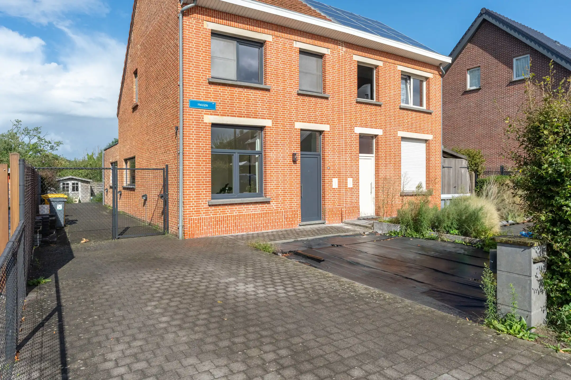 Instapklare 3 slaapkamerwoning met bureau en tuin te Turnhout foto 2