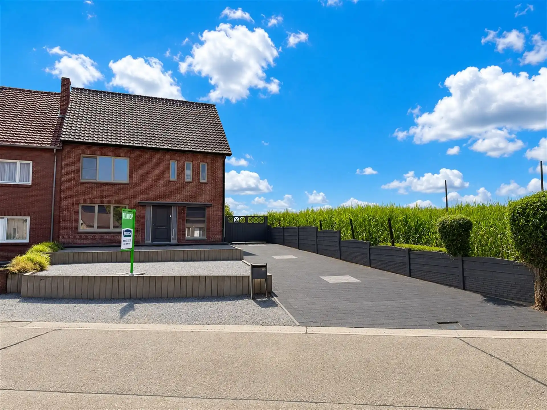 Instapklaar wonen met energiezuinig comfort, verrassend veel ruimte en een zonnige tuin. foto {{pictureIndex}}