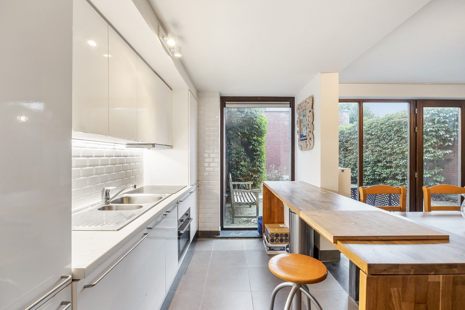 Trendy gelijkvloers appartement met tuin foto 6