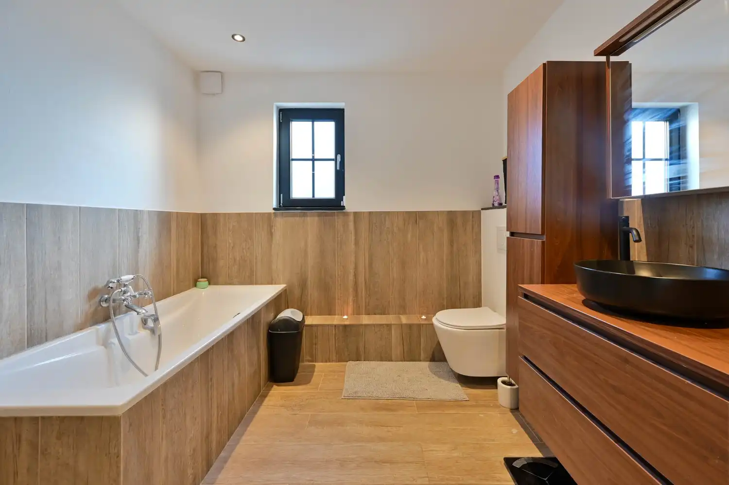 Prachtig gerenoveerde villa woning, gelegen in een rustige straat met bijgebouw 500m² foto 12