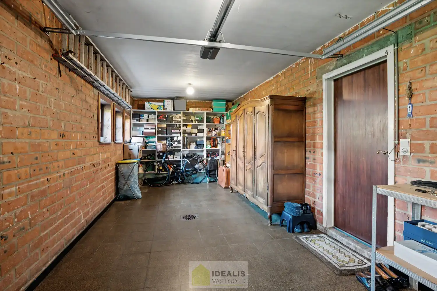 KARAKTERISTIEKE GEZINSWONING OP WANDELAFSTAND VAN HET CENTRUM VAN PEER MET WOONKAMER, GOED UITGERUSTE KEUKEN, BADKAMER, BUREAU, MOGELIJKHEID TOT MAAR LIEFST 4 SLAAPKAMERS EN EEN INPANDIGE GARAGE MET SECTIONALE POORT! - De woning omvat +-204m² bewoonbare oppervlakte en is gelegen op een perceel van +- 9a 46ca (946m²). Zeer geschikt voor kandidaten op zoek naar een centraal gelegen woning met karakter, nog volledig naar smaak op te frissen! foto 21