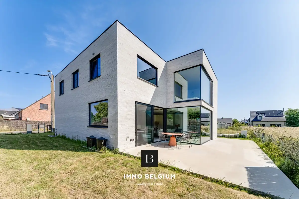 Nieuwbouwvilla onder registratierecht met 4 slaapkamers foto {{pictureIndex}}