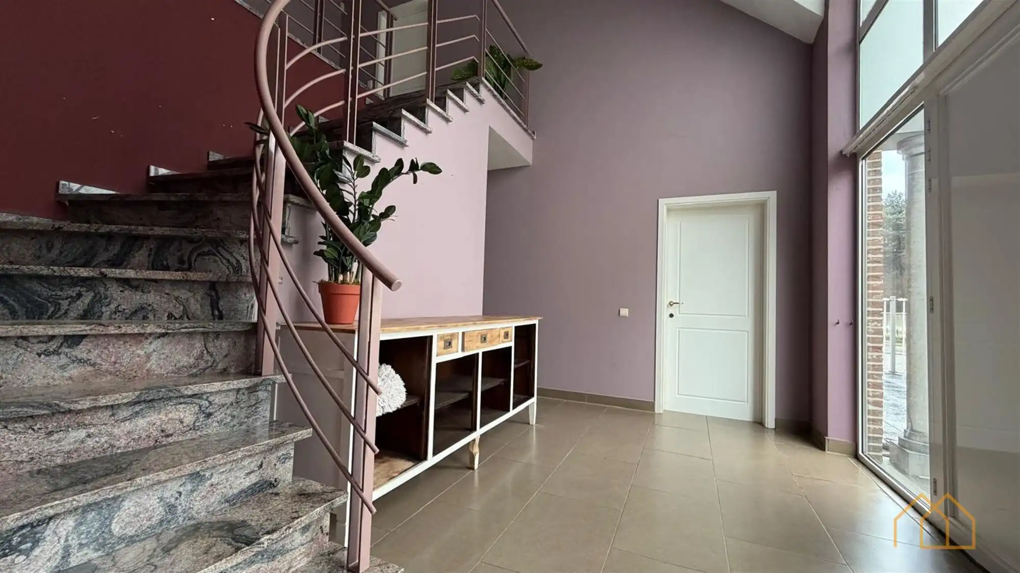 Ruime woning met burelen foto 13