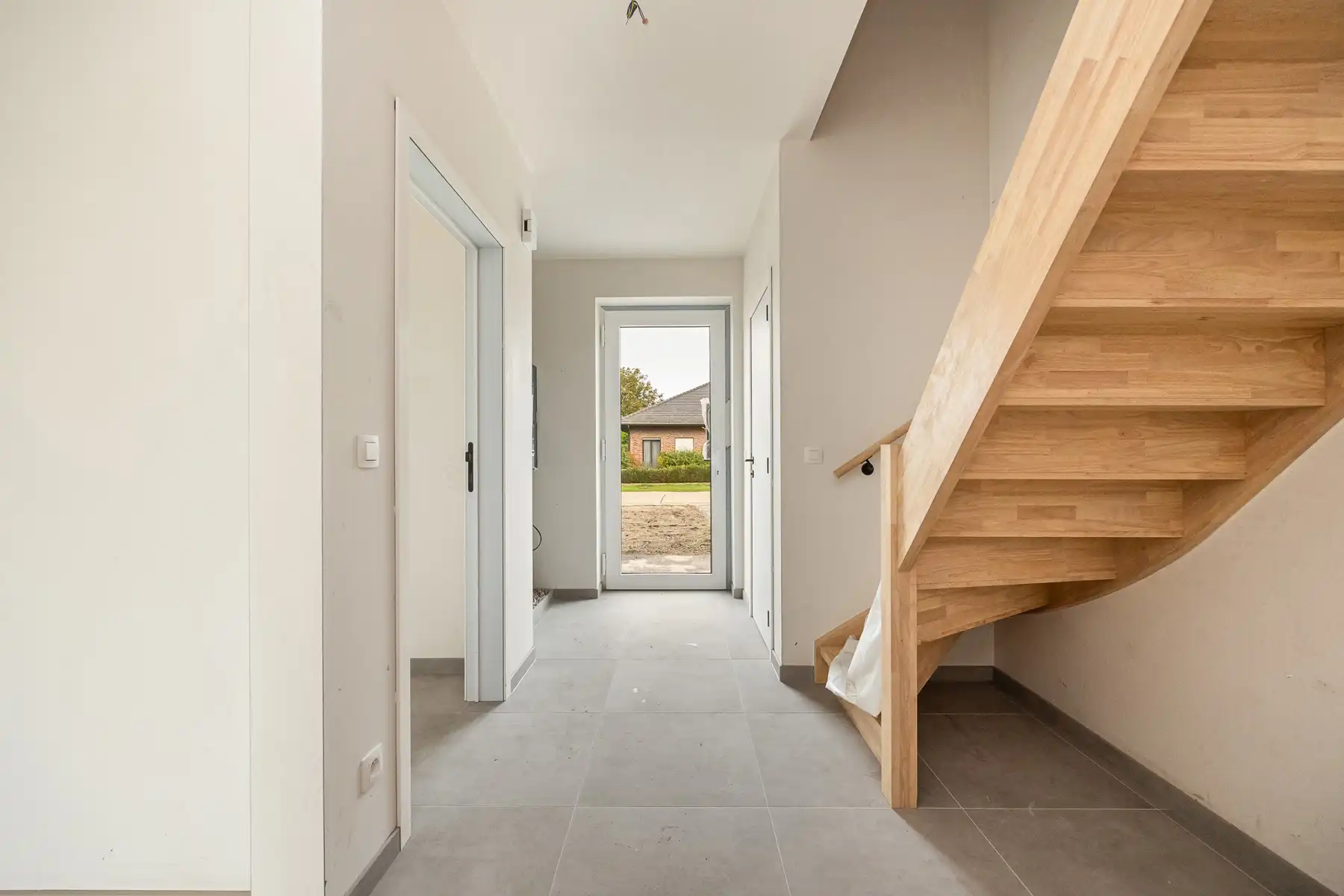 Woning met 4 slaapkamers en fietsenberging/carport op perceel van ca 327m² foto 2