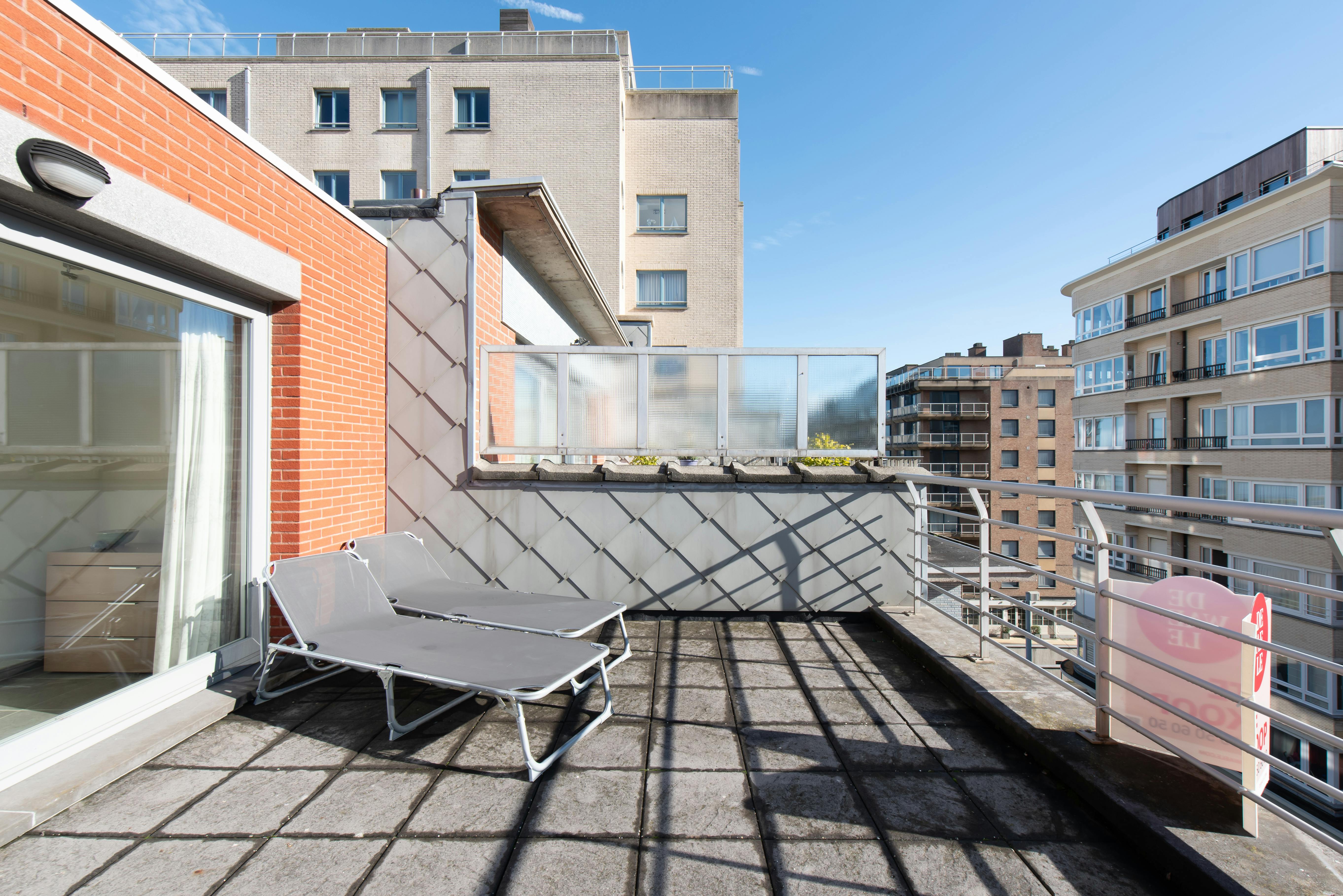 Zuidgerichte penthouse studio met ruime terrassen op topligging! foto 4