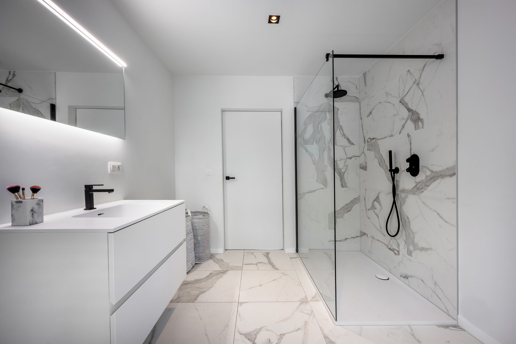 Licht en ruimte in strakke designwoning foto 29