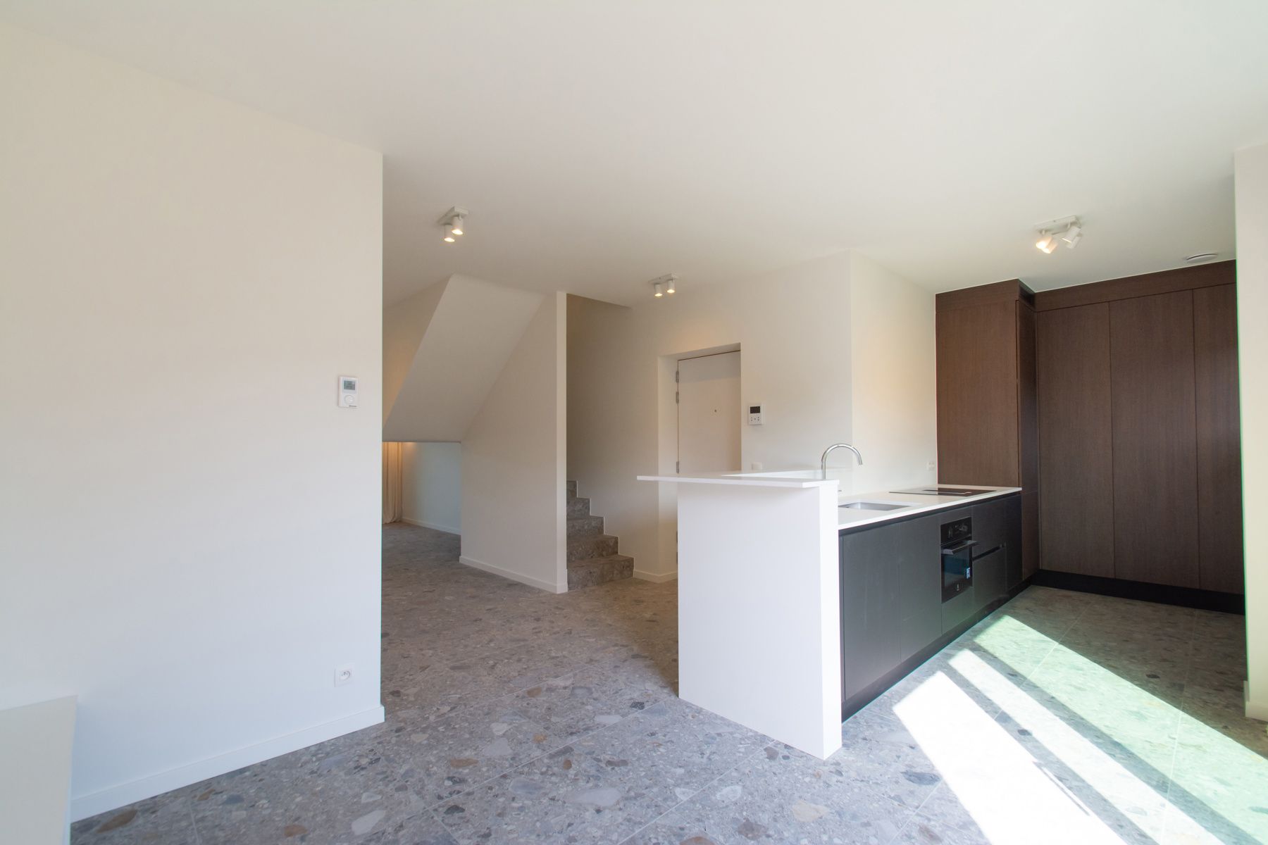 Ongemeubeld 1 slpk app. met mooi terrras foto {{pictureIndex}}