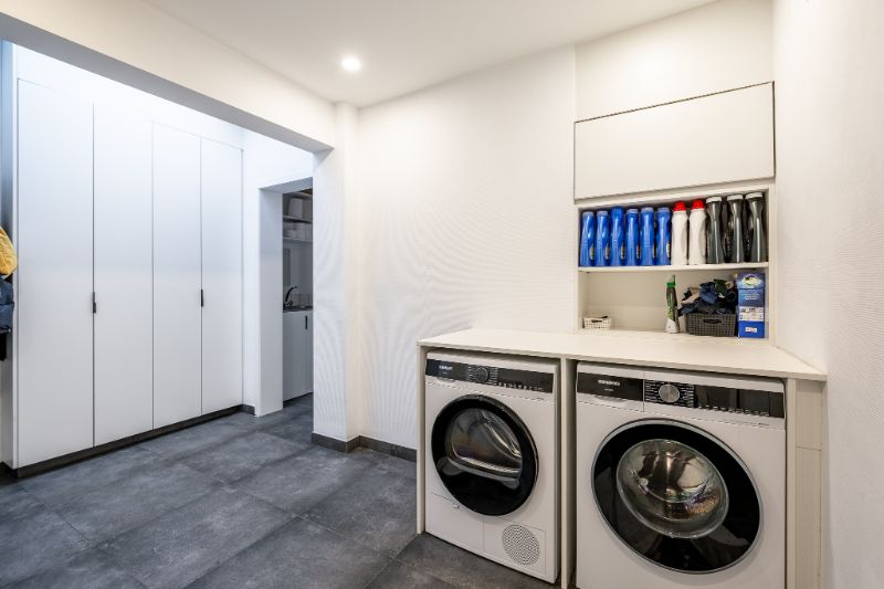 Recent gerenoveerde woning met ruime garage foto 8