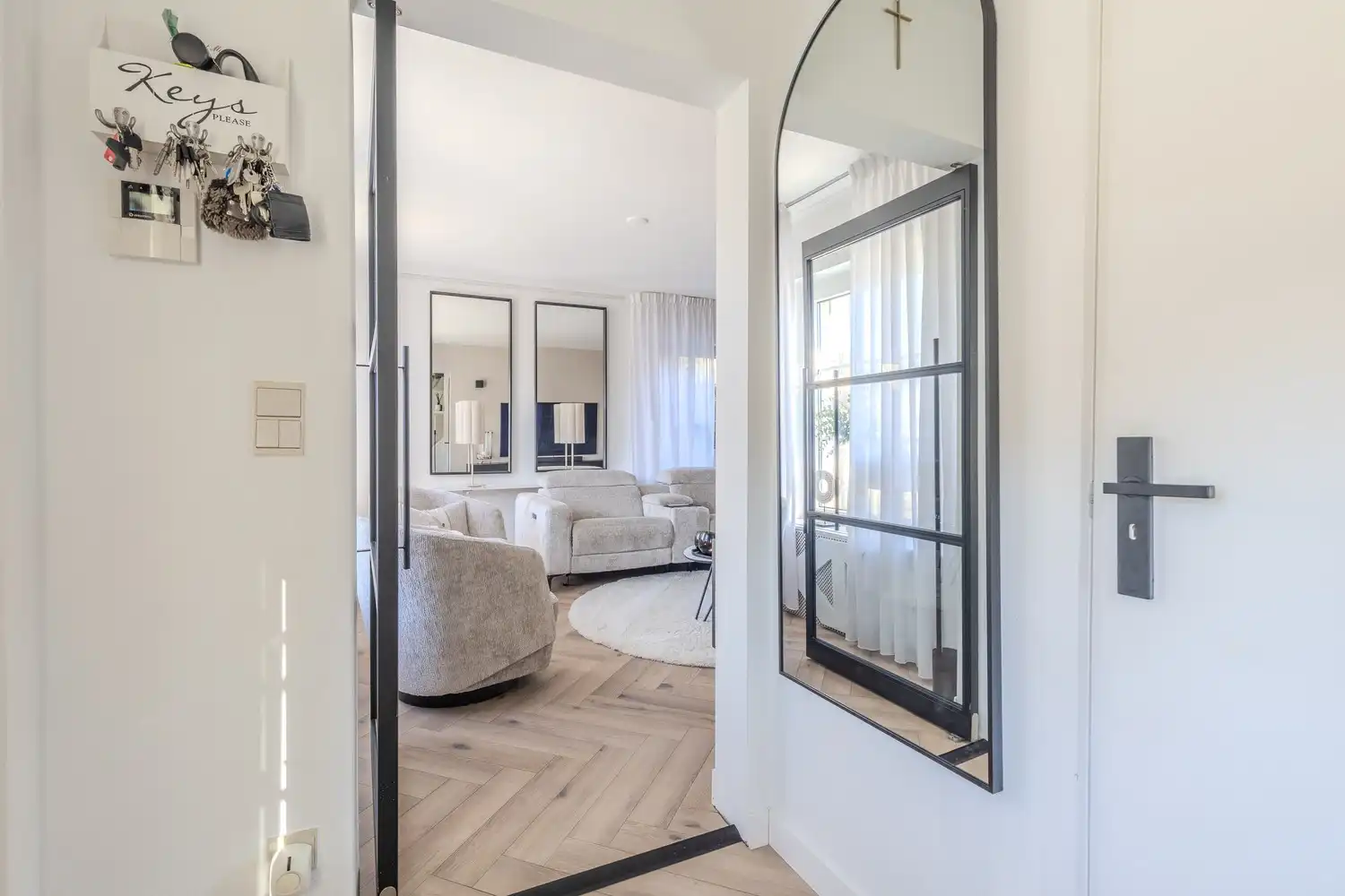 Stijlvolle, instapklare woning met vier slaapkamers, twee badkamers en verwarmd zwembad te koop in Lanaken foto 6