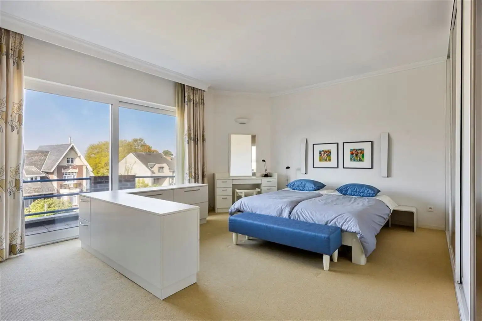 Prachtig, uitzonderlijk ruim appartement met 2 slaapkamers, 3 terrassen en een dubbele inpandige garagebox, gelegen nabij het centrum van Maaseik. foto 11