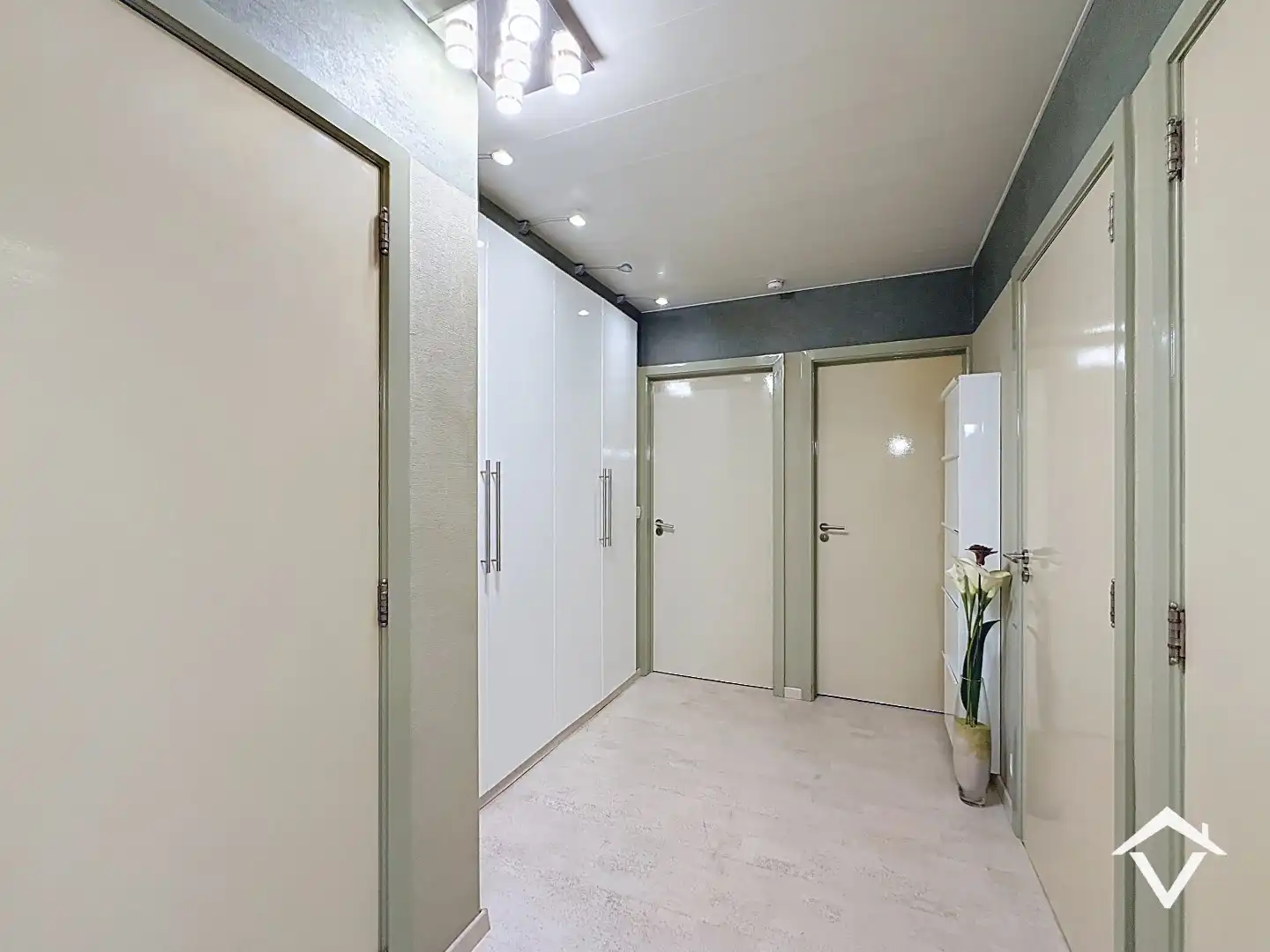 Ruim appartement met 3 slaapkamers, garage en terras te Roeselare foto 2
