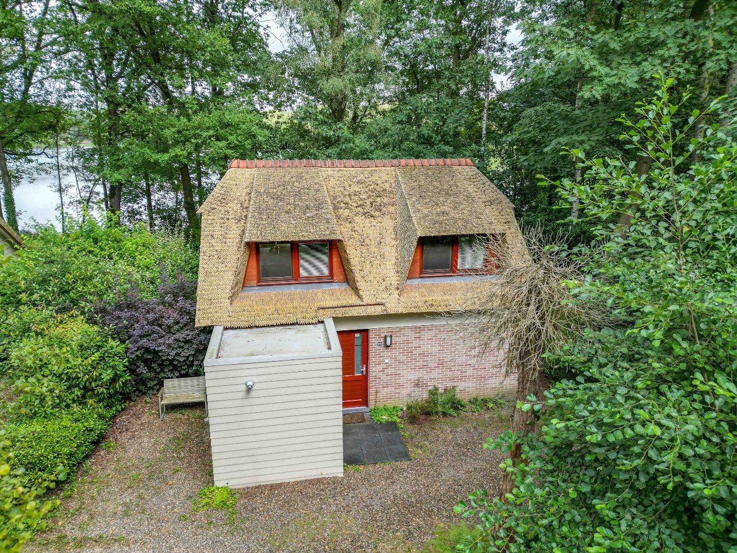 VRIJSTAANDE VAKANTIEWONING MET ZICHT OP WATER TE VIJVERDORP !  foto 1